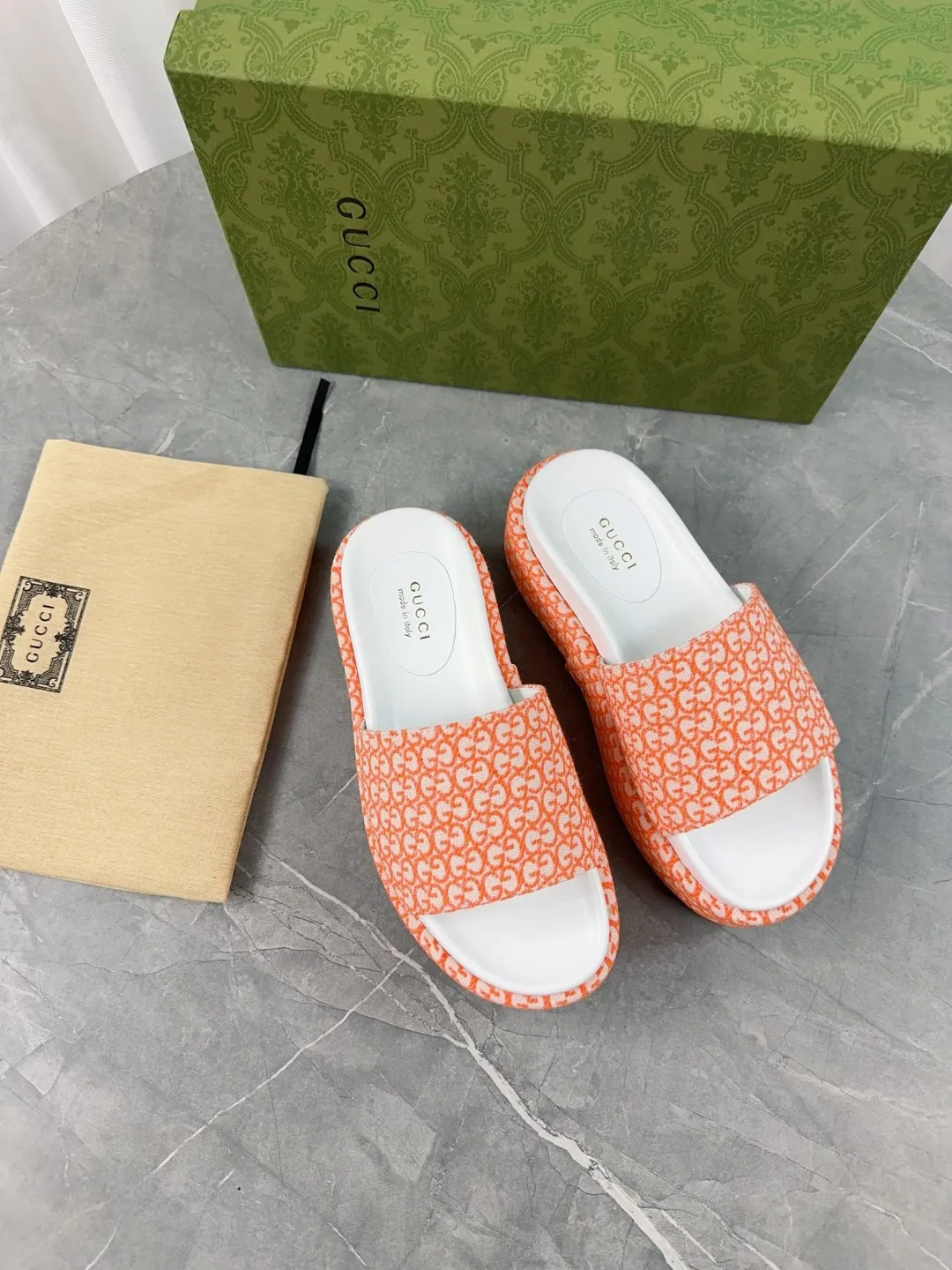 👟👟Ex-factory price 380👟👟 2024 Gucci high version latest limited edition thick-soled slippers. Top quality for sale. Purchase authentic products for development. The material and craftsmanship are consistent with the original. Upper: original jacquard craftsmanship and special printing craftsmanship. Lining: mixed sheepskin. Outsole: Italian private model outsole. Size: 35-40 yards, (41 to 44 yards can be customized). Bottom thickness: 5.5cm, forefoot 4cm.